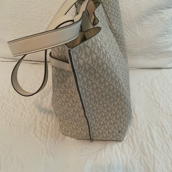 Michael Kors Tote with matching Wallet - Picture 3 of 9